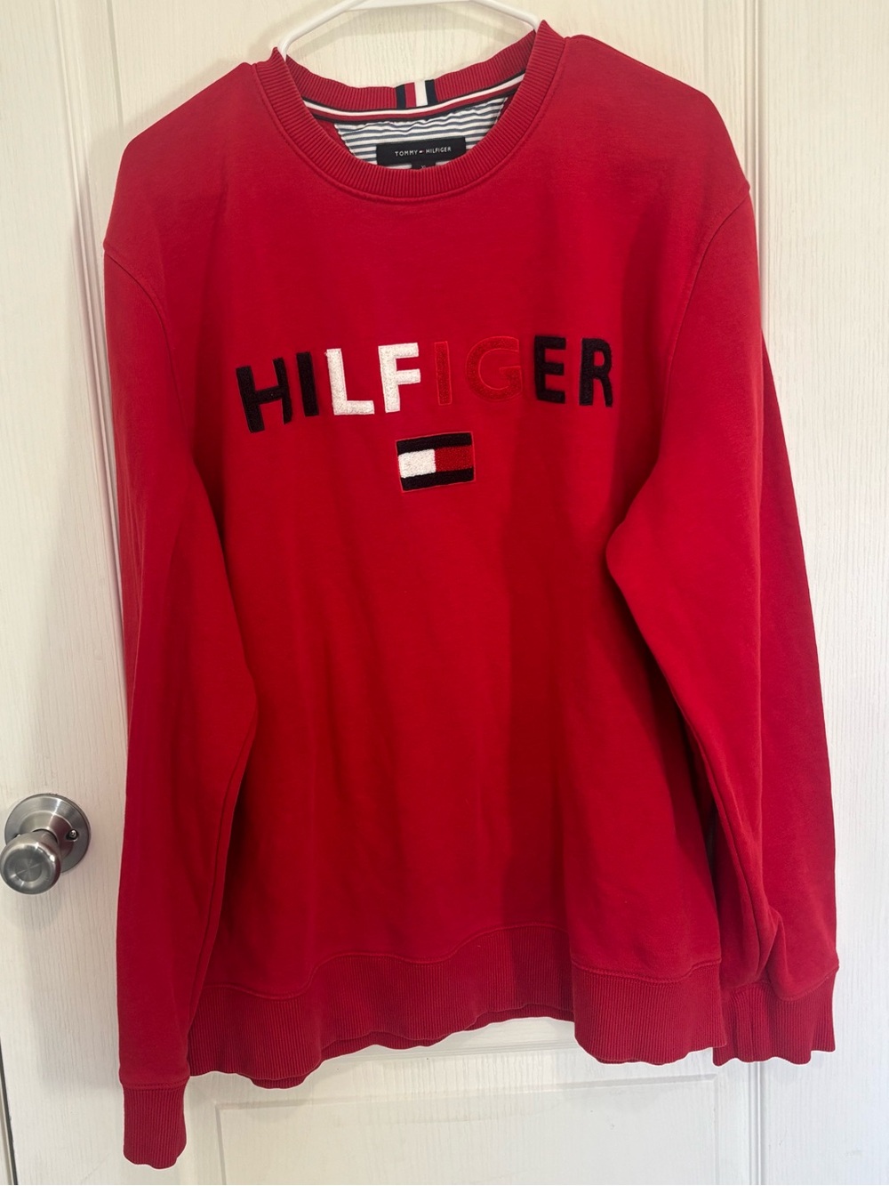 Tommy Hilfiger Red Embroidered Logo Sweatshirt – XL – Classic Flag Crewneck